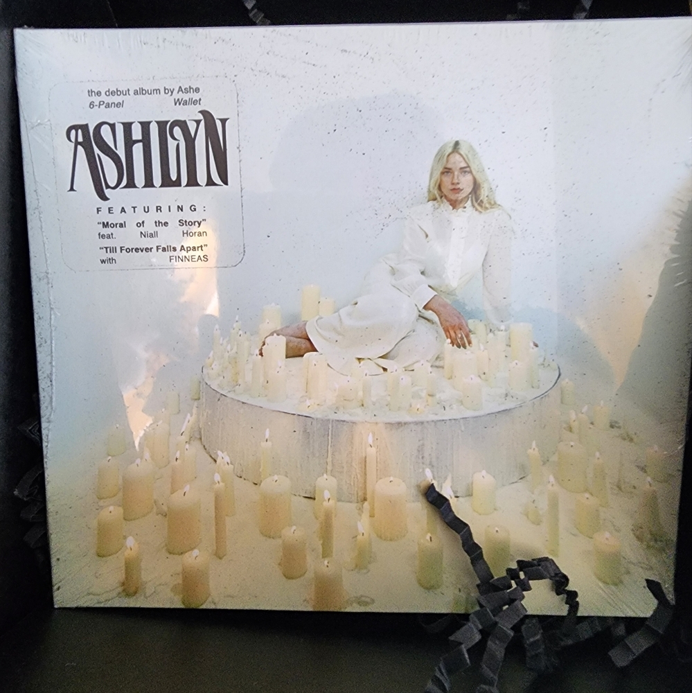 Ashe VIP Merch Box - Picture 3 of 8